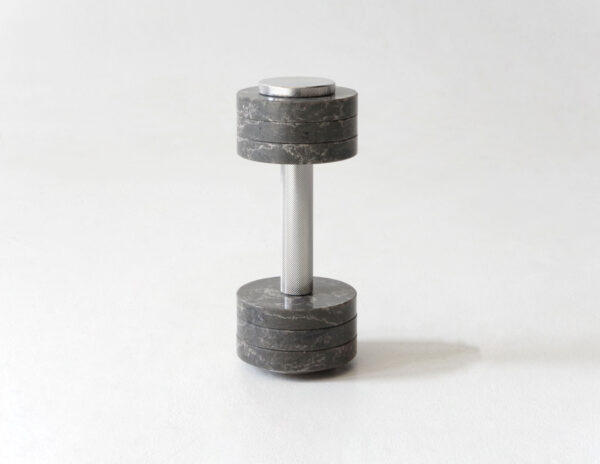GymChic hantel Coastal-Grey tooniga kvartsist ketastega ja terasest käepidemega. Disainhantlid, mille kaal on reguleeritav vahemikus 2–5 kg, sobivad ökoloogiliseks ja stiilseks treeninguks.