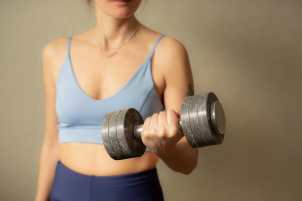 GymChic disainhantlid: eemaldatavate kvartsist ketaste ja tekstureeritud terasest käepidemega, kaaluga 2–5 kg. Ökoloogiline treeningvarustus, mis kasutab taaskasutatud materjale.