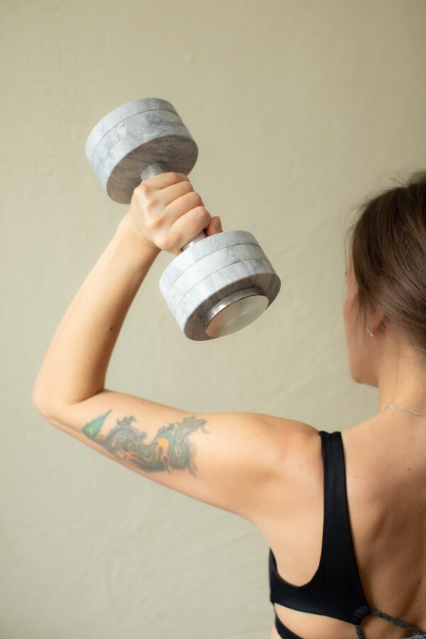 GymChic dumbbell with Bardiglio-Nuvolato quartz discs and a steel handle. Adjustable weight range from 2–5 kg, perfect for a stylish and eco-friendly workout.