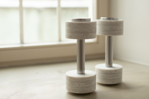GymChic dumbbell with Frozen quartz discs and a steel handle, offering adjustable weights from 2–5 kg, combining style and sustainability.