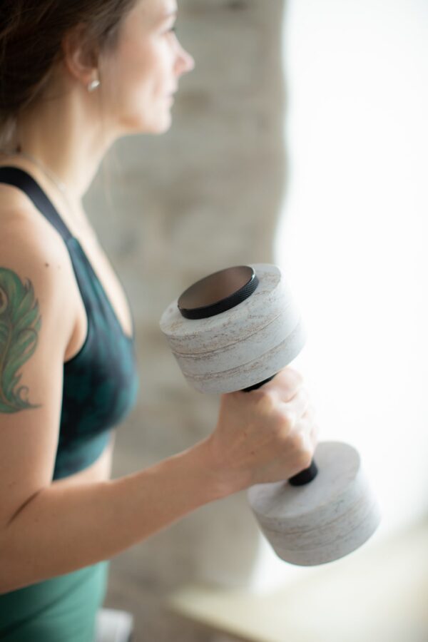 GymChic dumbbell with Excava Rough quartz discs and a black-finished steel handle. Adjustable weight range from 2–5 kg, combining style and eco-conscious design