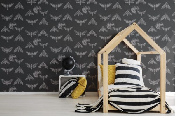 Kunstiline disainertapeet Amazing Moths, klassikalise musta tausta ja valgete ööliblikatega, mis sobib ideaalselt elegantseks ja ajatu stiiliga interjööriks.