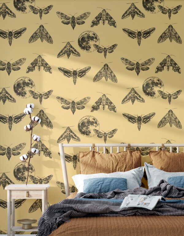 Amazing Moths tapeet, sooja liivakarva taustaga, täpitehnikas mustade ööliblikate ja kuu kujutisega.
