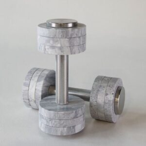 GymChic dumbbell with Bardiglio-Nuvolato quartz discs and a steel handle. Adjustable weight range from 2–5 kg, perfect for a stylish and eco-friendly workout.