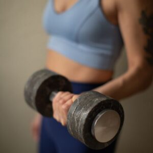 GymChic hantel Coastal Grey looduslikust kivist ketaste ja terasest käepidemega. Reguleeritav kaal vahemikus 2–5 kg, pakkudes paindlikku treeningkogemust ja unikaalset disaini.