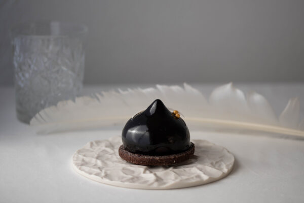 Ümmargune valge portselanist serveerimisalus Arid, kortsutatud paberi tekstuuriga, saadaval mati ja läikiva viimistlusega. / Round white porcelain serving tray Arid with crumpled paper texture, available in matte and glossy finish